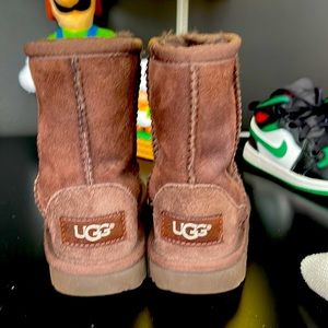 UGG toddler Girls Classic Il Brown Boot size 7